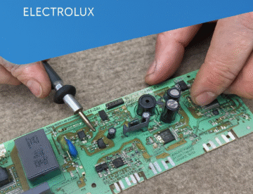 Técnico reparando circuito ERF2021P IBT-201 – placa electrónica frigorífico Electrolux