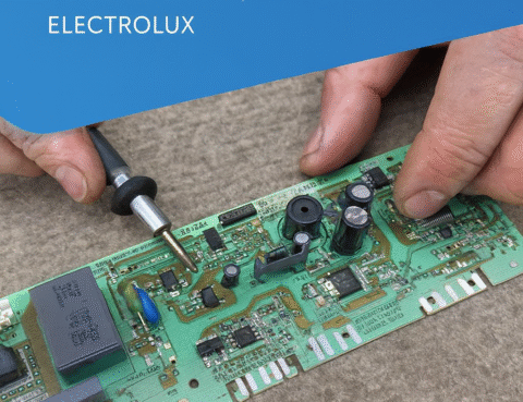 Técnico reparando circuito ERF2021P IBT-201 – placa electrónica frigorífico Electrolux